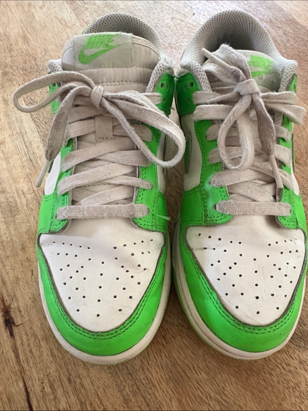 Nike Kids Low-Top Sneakers in White and Green